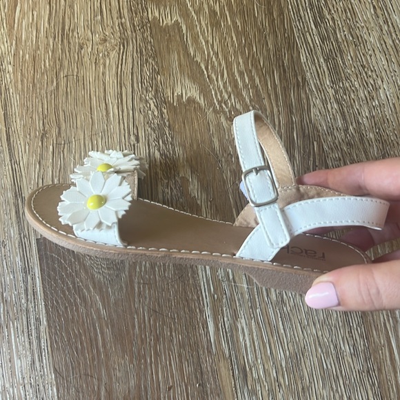 Brand new without tags Nordstrom rack, Daisy buckle up sandals, girls size 1 - Picture 2 of 3